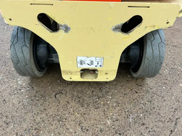 Click Here To Enlarge This Photo Of JLG Mast Lifts - 1230ES - IP104955